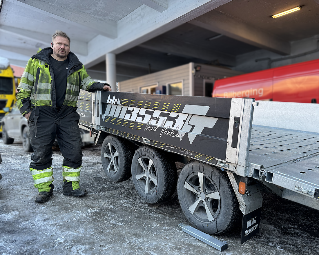 Thord Paulsen poserer foran en PH 3553TT biltransporter.