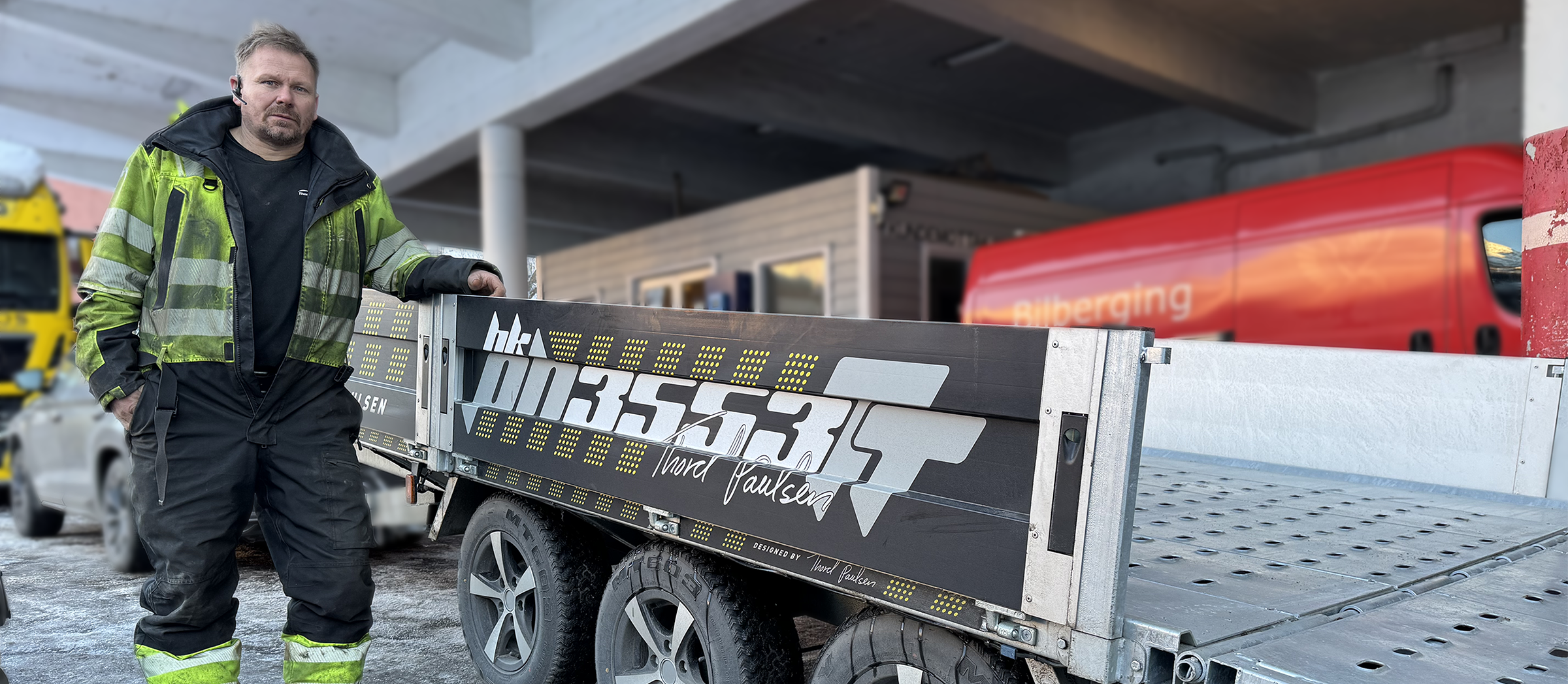Thord Paulsen poserer foran en PH 3553TT biltransporter.